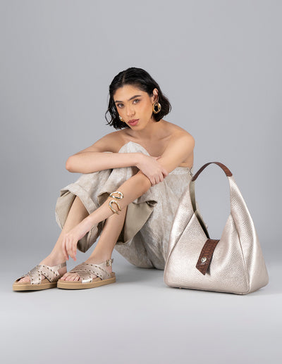 Bolso de hombro en piel bombeada para mujer color dorado con grabado tipo serpiente
