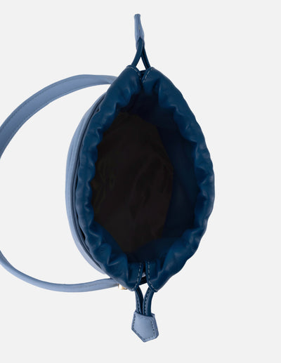 Bolso bucket de piel vegana para mujer color azul y detalles en piel
