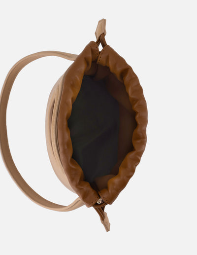 Bolso bucket de piel vegana para mujer color cuero y detalles en piel