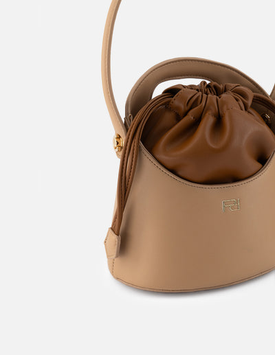 Bolso bucket de piel vegana para mujer color cuero y detalles en piel