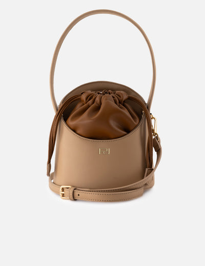 Bolso bucket de piel vegana para mujer color cuero y detalles en piel