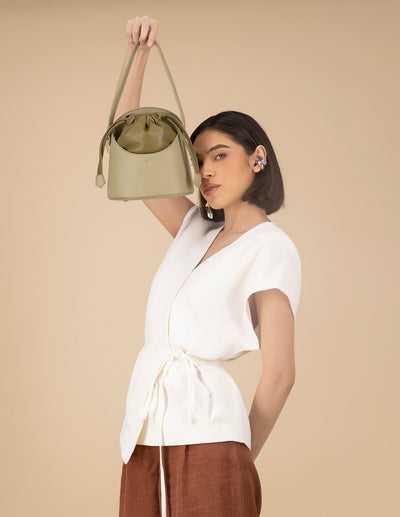 Bolso bucket de piel vegana para mujer color cuero y detalles en piel