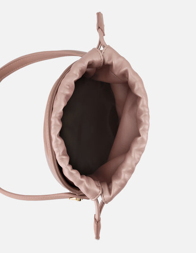 Bolso bucket de piel vegana para mujer color nude y detalles en piel