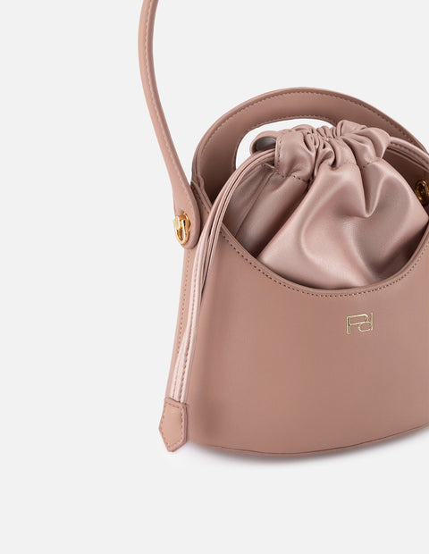 Bolso bucket de piel vegana para mujer color nude y detalles en piel