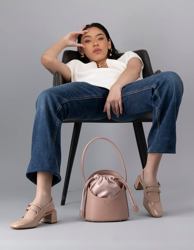 Bolso bucket de piel vegana para mujer color nude y detalles en piel