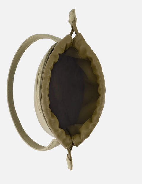 Bolso bucket de piel vegana para mujer color olivo y detalles en piel
