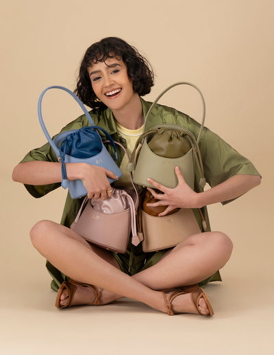 Bolso bucket de piel vegana para mujer color azul y detalles en piel