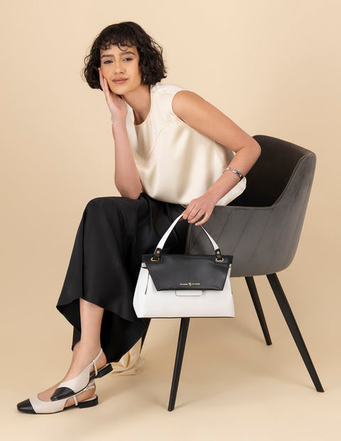 Bolso de mano de piel para mujer color blanco con contraste negro