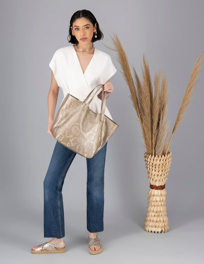 Bolso shopper de piel grabado en color dorado para mujer con correa ajustable