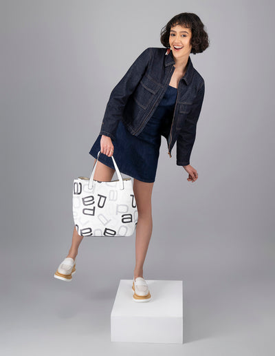 Bolso shopper de piel grabado en color blanco para mujer con correa ajustable