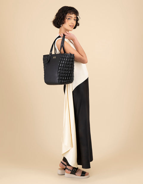 Bolso tote de nylon para mujer color negro con detalles dorados y correa ajustable