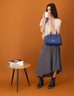 Bolso de mano color azul piel para mujer con piel bombeada
