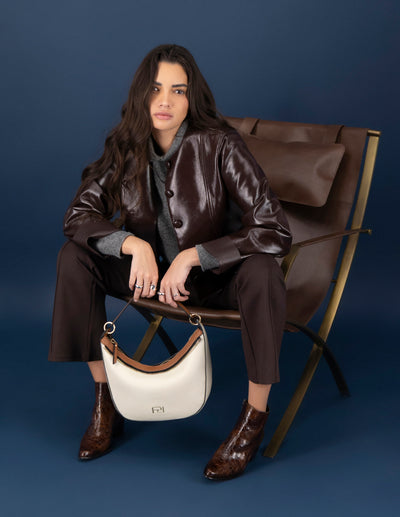 Bolso de hombro color blanco piel vegana para mujer con grabado de piel bombeada