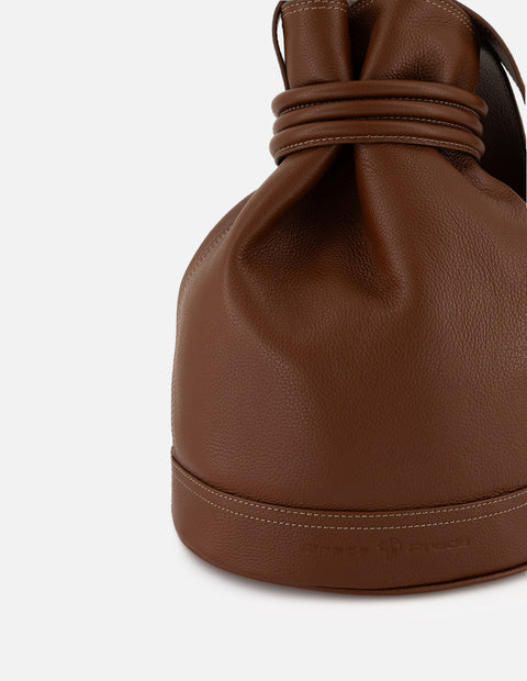 Bolso bucket de piel para mujer color cuero tipo saco
