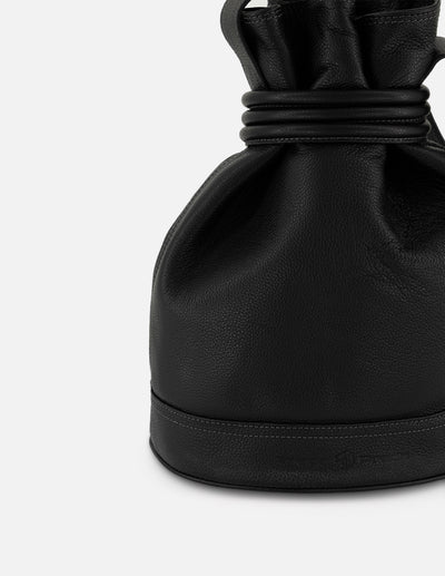 Bolso bucket de piel para mujer color negro tipo saco