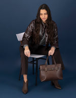 Bolso de hombro café piel para mujer con cinta napa