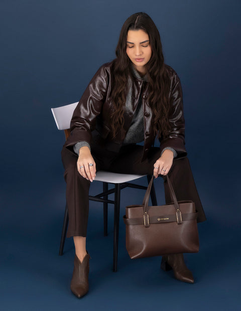 Bolso de hombro café piel para mujer con cinta napa