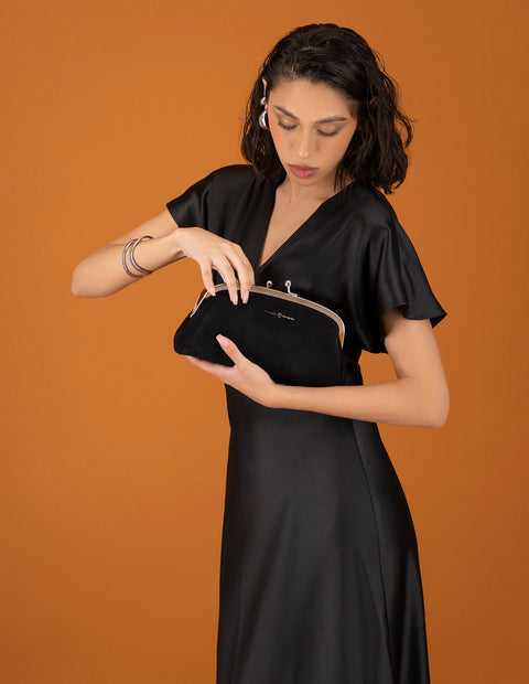 Clutch negro ante de mujer cadena dorada