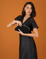 Clutch negro ante de mujer cadena dorada