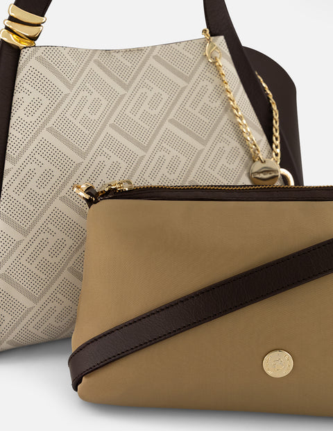 Bolso de hombro café piel picada para mujer con panel frontal geométrico
