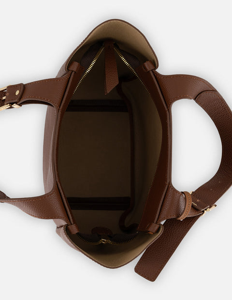 Bolso de hombro café piel para mujer con pompones decorativos