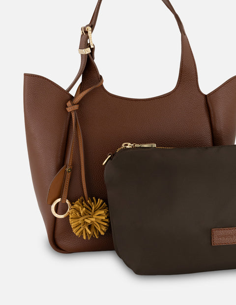 Bolso de hombro café piel para mujer con pompones decorativos