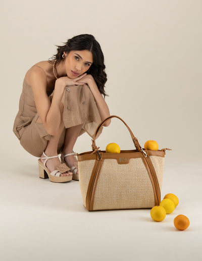 Bolso de hombro café en rafia para mujer con tejido tono beige