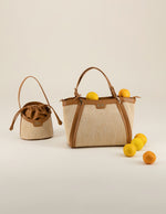 Bolso de hombro café en rafia para mujer con tejido tono beige