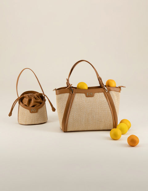 Bolso de hombro café en rafia para mujer con tejido tono beige