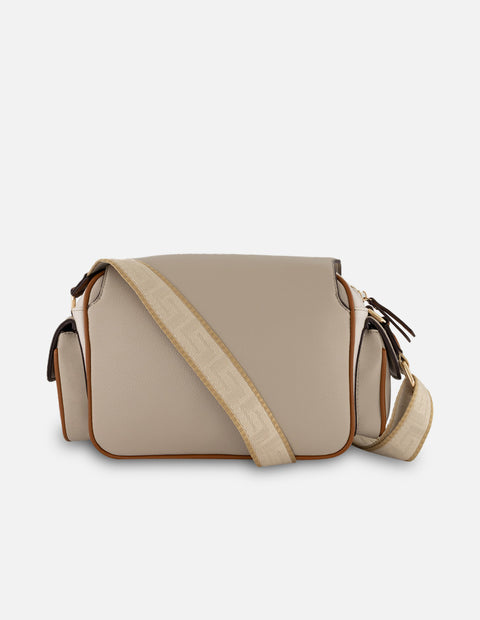 Bandolera beige vegana para mujer con herrajes decorativos