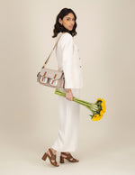 Bandolera beige vegana para mujer con herrajes decorativos