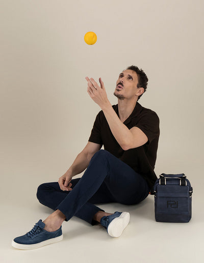 Mochila azul para hombre con diseño multifuncional