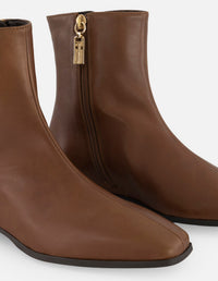 Botines café piel para mujer con cierre lateral visible