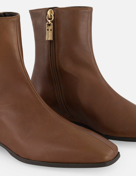Botines café piel para mujer con cierre lateral visible