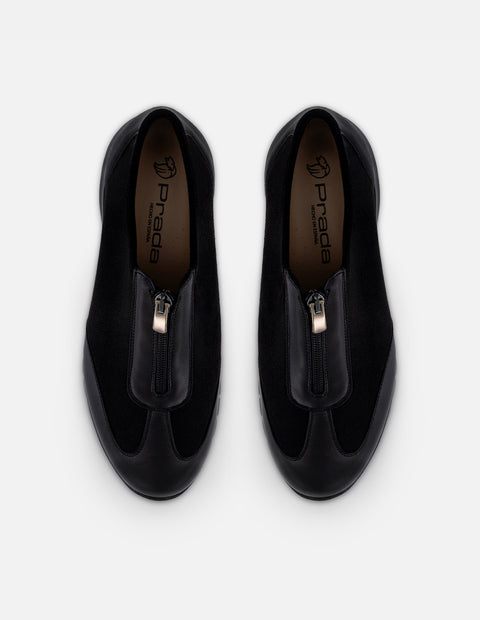 Tenis negro antelina para mujer con combinación de materiales