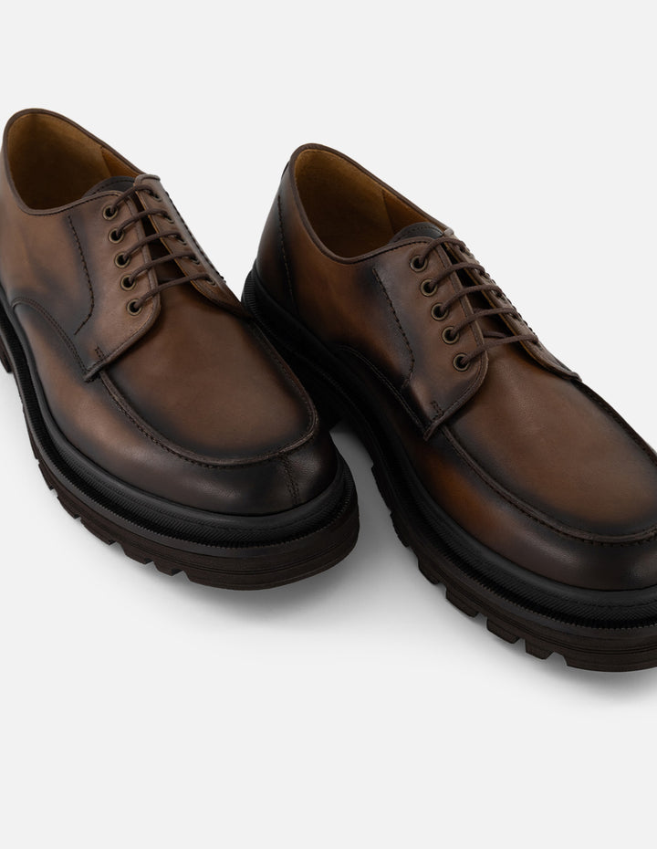 Zapato Blucher café piel para hombre con acabado sombreado