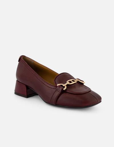 Mocasines vino charol para mujer con herraje dorado