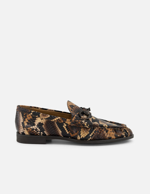 Mocasines café piel para mujer con grabado tipo serpiente