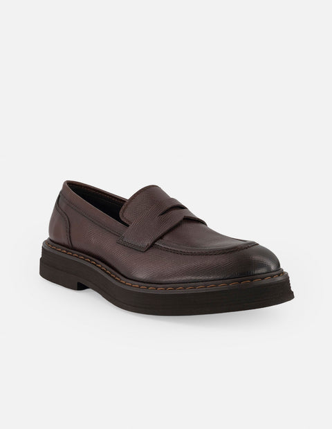 Mocasines café piel para hombre con detalle en relieve