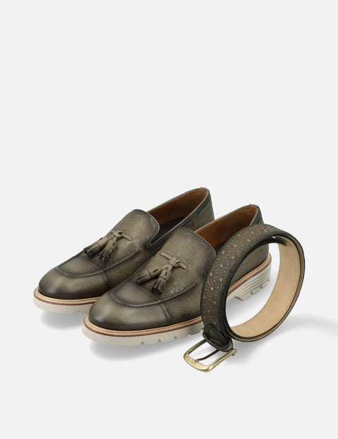 Mocasín en piel grabado floral color kaki