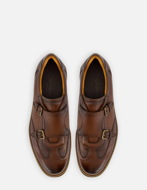 Monk de piel napa color cuero con picado para hombre