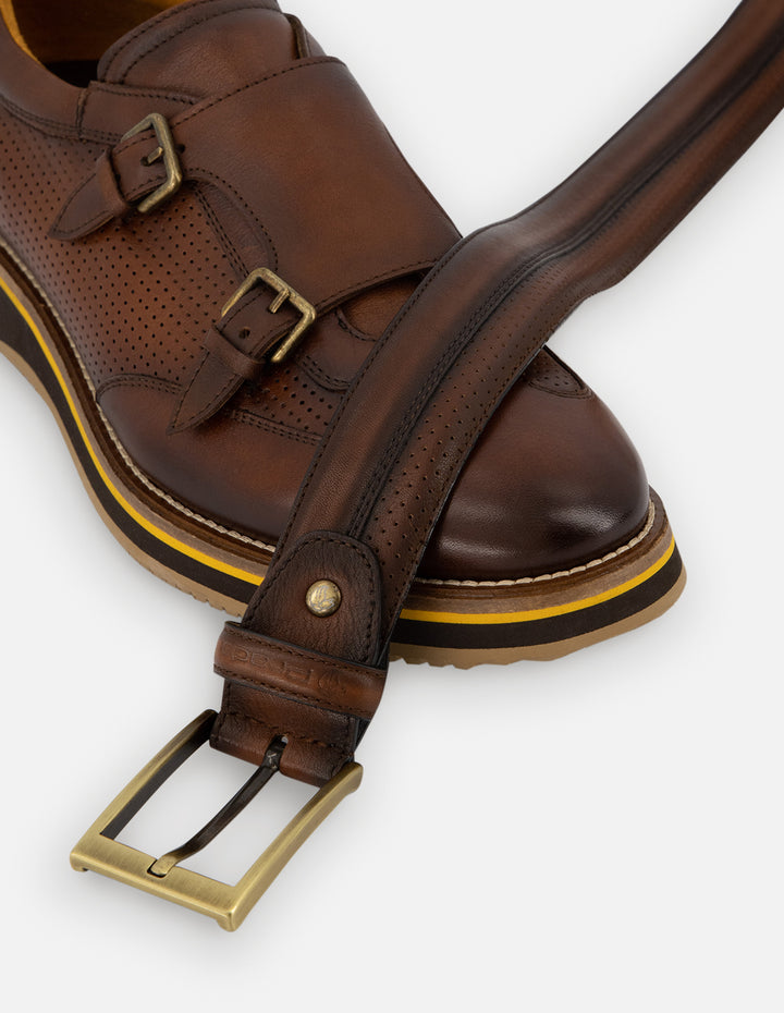 Monk de piel napa color cuero con picado para hombre