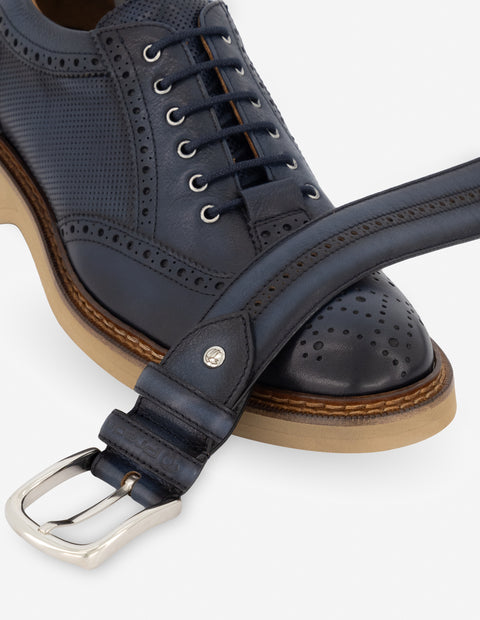 Oxford con calado en piel color azul para hombre