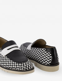 Mocasín de piel trenzada en blanco y negro para hombre
