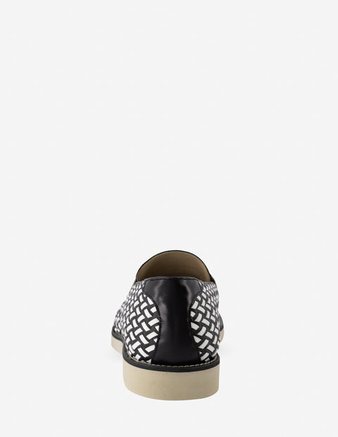 Mocasín de piel trenzada en blanco y negro para hombre