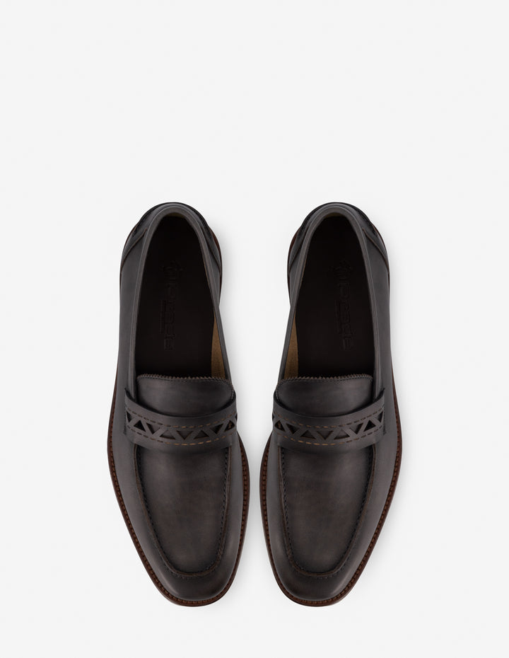 Mocasín con picado de triángulos en piel color gris para hombre