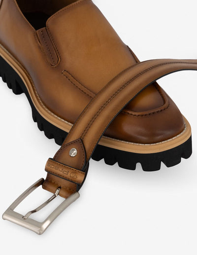 Cinturón en piel color cuero con costura para hombre