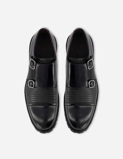 Monk de piel color negro con grabado tipo tejus en color verde para hombre.