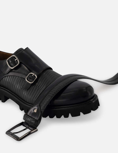 Monk de piel color negro con grabado tipo tejus en color verde para hombre.