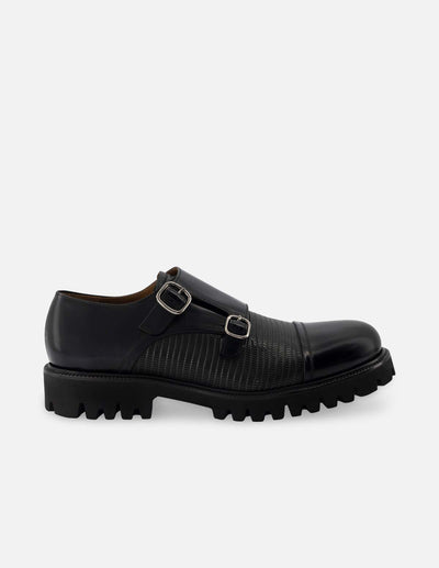 Monk de piel color negro con grabado tipo tejus en color verde para hombre.
